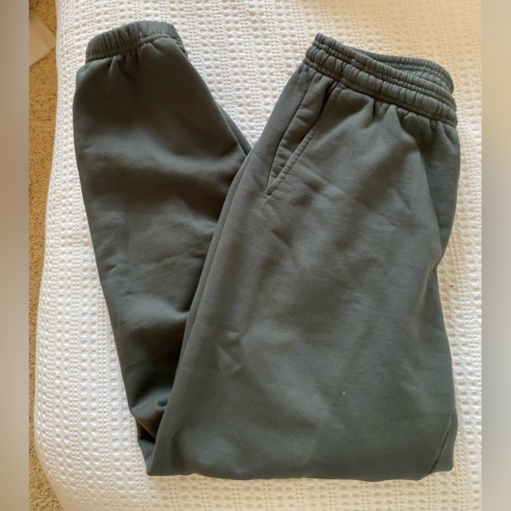 New, without tags women’s Aritzia TNA sweatpants.